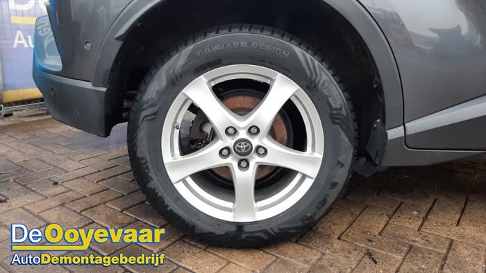 Toyota C-HR 1.8 16V Hybrid Skrotfordon (2017, GRIJS METALLIC)