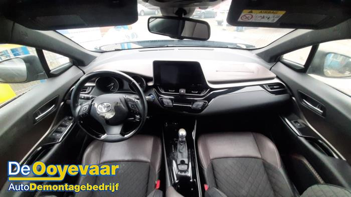 Toyota C-HR 1.8 16V Hybrid Skrotfordon (2017, GRIJS METALLIC)