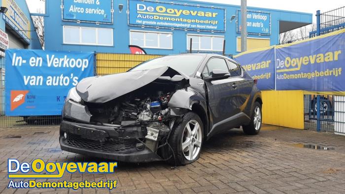 Toyota C-HR 1.8 16V Hybrid Skrotfordon (2017, GRIJS METALLIC)