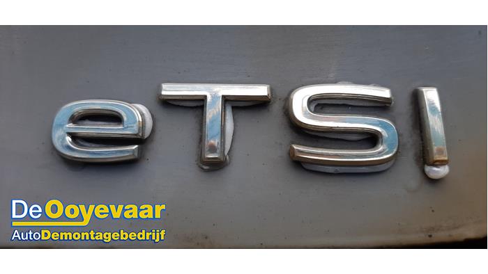 Volkswagen Golf VIII 1.5 eTSI 16V Skrotfordon (2020, GRIJS)