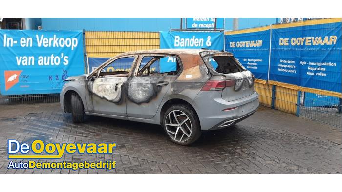 Volkswagen Golf VIII 1.5 eTSI 16V Skrotfordon (2020, GRIJS)
