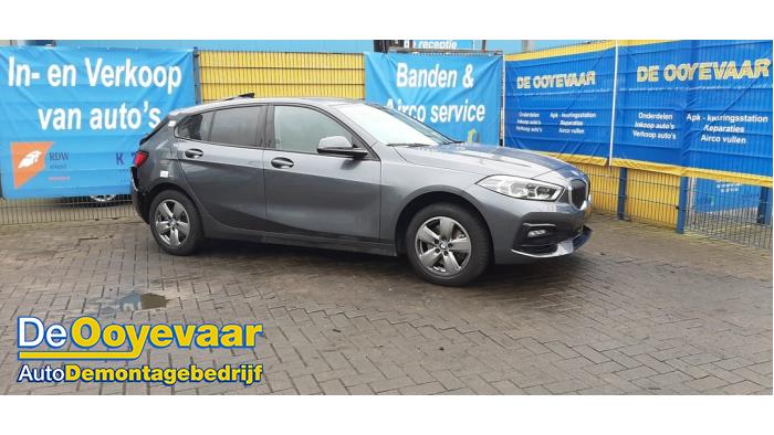 BMW 1 serie 118i 1.5 TwinPower 12V Skrotfordon (2021, GRIJS)