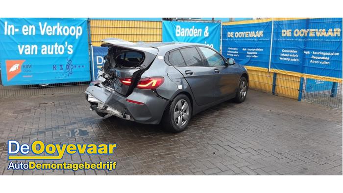 BMW 1 serie 118i 1.5 TwinPower 12V Skrotfordon (2021, GRIJS)