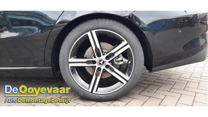 Mercedes CLA Shooting Brake 1.3 CLA-180 Turbo 16V Sloopvoertuig (2023, Zwart)