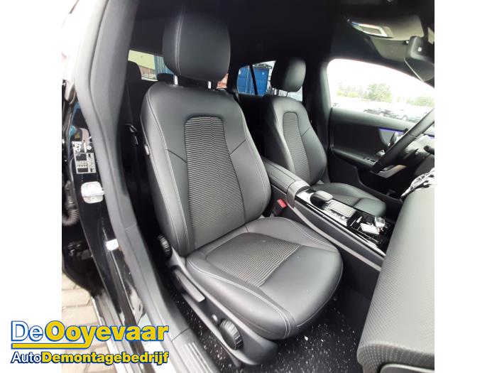 Mercedes CLA Shooting Brake 1.3 CLA-180 Turbo 16V Sloopvoertuig (2023, Zwart)