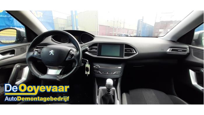 Peugeot 308 SW 1.2 12V e-THP PureTech 130 Skrotfordon (2015, GRIJS)