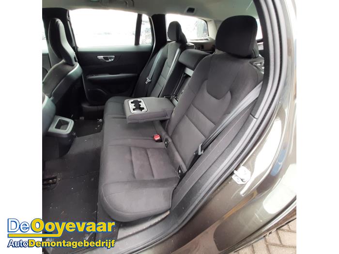 Volvo V60 II 2.0 B3 16V Mild Hybrid Skrotfordon (2021, GRIJS)
