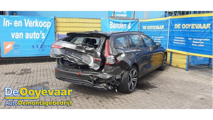 Volvo V60 II 2.0 B3 16V Mild Hybrid Skrotfordon (2021, GRIJS)