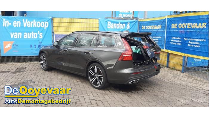 Volvo V60 II 2.0 B3 16V Mild Hybrid Skrotfordon (2021, GRIJS)