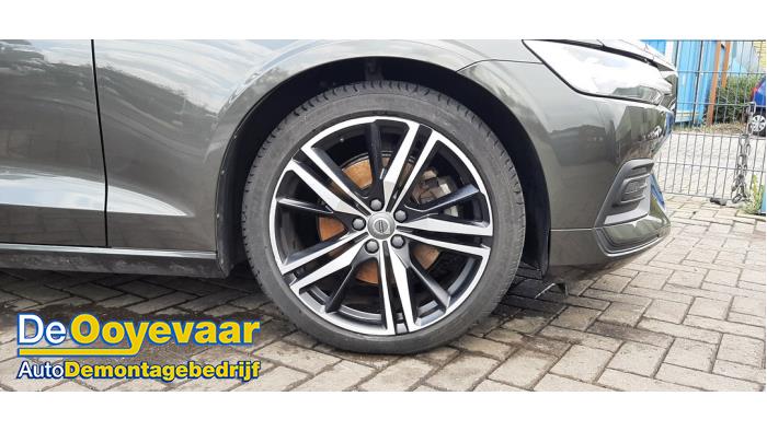 Volvo V60 II 2.0 B3 16V Mild Hybrid Skrotfordon (2021, GRIJS)