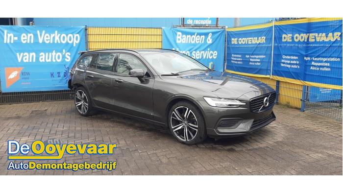 Volvo V60 II 2.0 B3 16V Mild Hybrid Skrotfordon (2021, GRIJS)