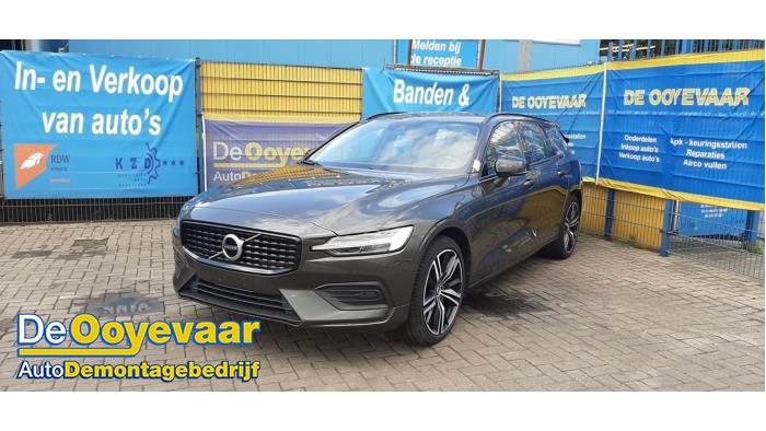 Volvo V60 II 2.0 B3 16V Mild Hybrid Skrotfordon (2021, GRIJS)
