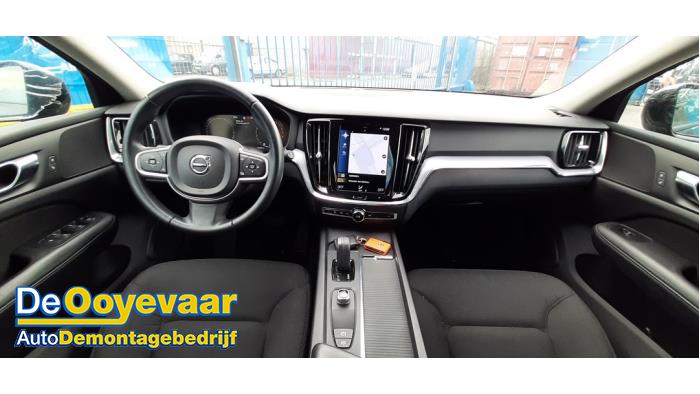 Volvo V60 II 2.0 B3 16V Mild Hybrid Skrotfordon (2021, GRIJS)