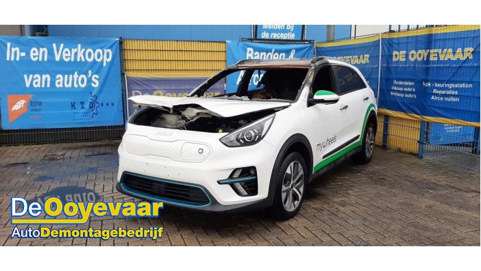 Kia Niro I E-Niro 64 kWh Samochód złomowany (2021, Bialy)