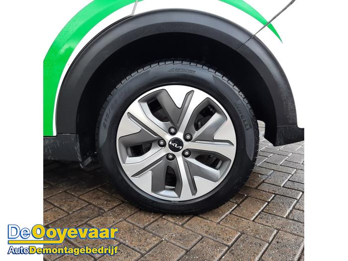 Kia Niro I E-Niro 64 kWh Samochód złomowany (2021, Bialy)