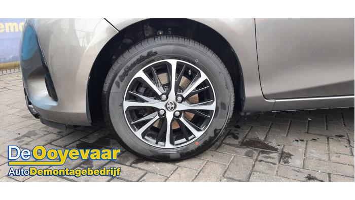 Toyota Yaris III 1.5 16V Hybrid Skrotfordon (2018, GRIJS)