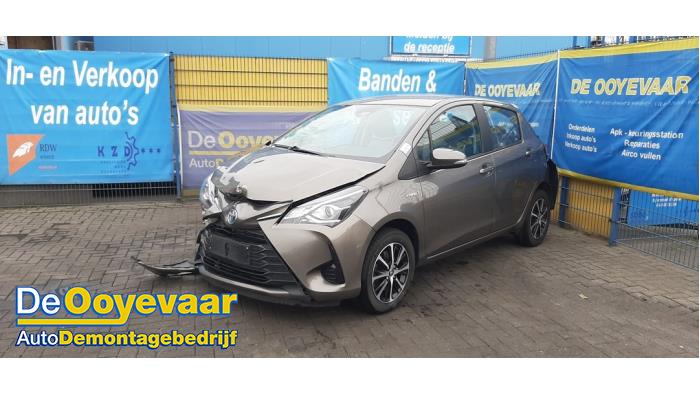Toyota Yaris III 1.5 16V Hybrid Skrotfordon (2018, GRIJS)