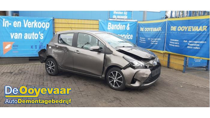 Toyota Yaris III 1.5 16V Hybrid Skrotfordon (2018, GRIJS)