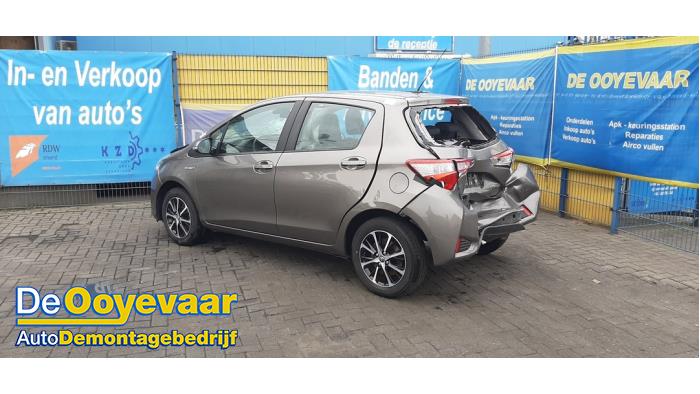 Toyota Yaris III 1.5 16V Hybrid Skrotfordon (2018, GRIJS)