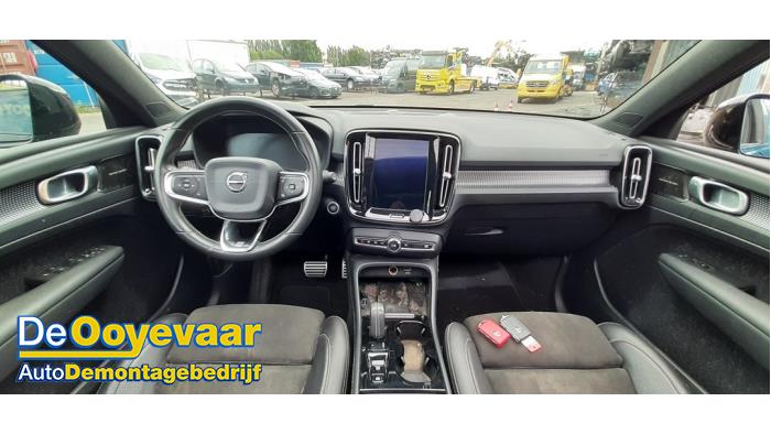 Volvo XC40 2.0 D3 16V Skrotfordon (2020, ZWART)