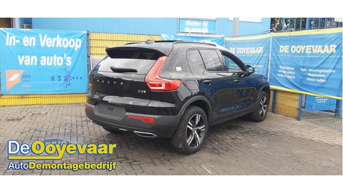 Volvo XC40 2.0 D3 16V Skrotfordon (2020, ZWART)