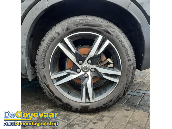 Volvo XC40 2.0 D3 16V Skrotfordon (2020, ZWART)
