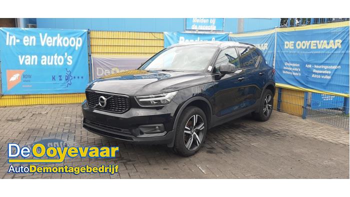 Volvo XC40 2.0 D3 16V Skrotfordon (2020, ZWART)