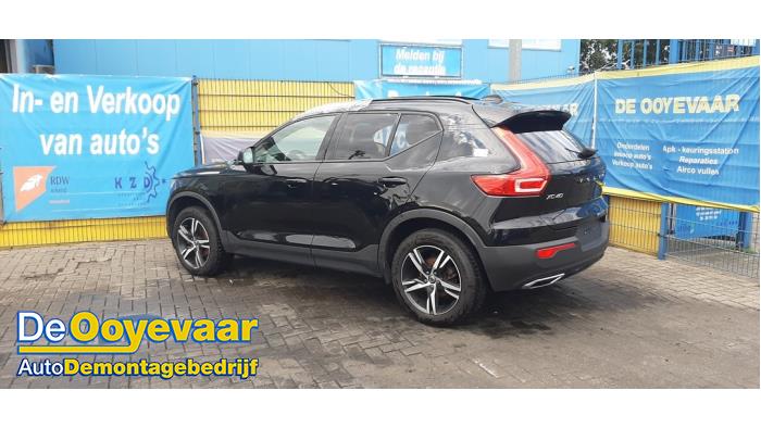Volvo XC40 2.0 D3 16V Skrotfordon (2020, ZWART)