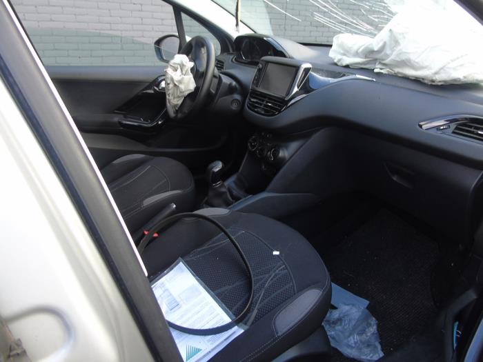 Peugeot 208 I 1.2 Vti 12V PureTech 82 Skrotfordon (2012, GRIJS)