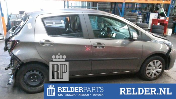 Toyota Yaris III 1.33 16V Dual VVT-I Sloopvoertuig (2016, Grijs)