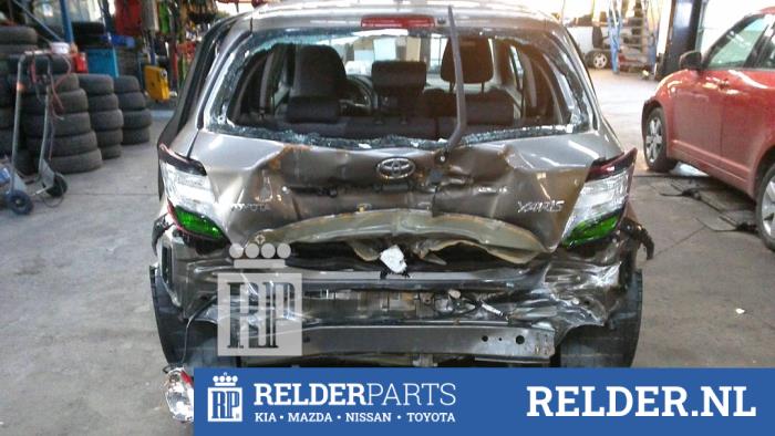 Toyota Yaris III 1.33 16V Dual VVT-I Sloopvoertuig (2016, Grijs)