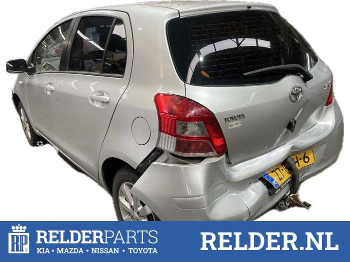Toyota Yaris II 1.33 16V Dual VVT-I Skrotfordon (2011, GRIJS 1E7)