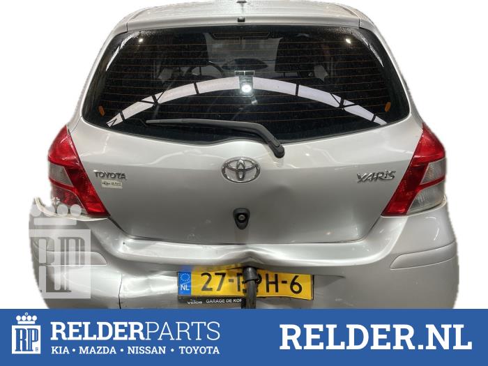 Toyota Yaris II 1.33 16V Dual VVT-I Skrotfordon (2011, GRIJS 1E7)