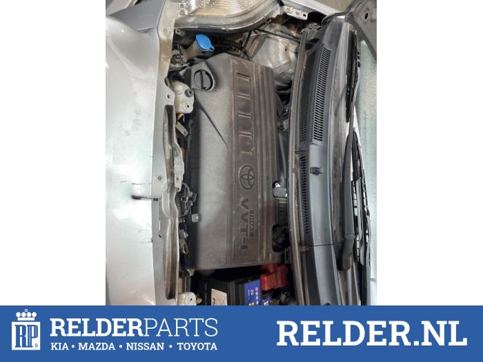 Toyota Yaris II 1.33 16V Dual VVT-I Skrotfordon (2011, GRIJS 1E7)