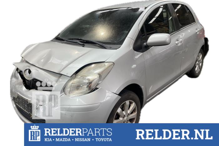 Toyota Yaris II 1.33 16V Dual VVT-I Skrotfordon (2011, GRIJS 1E7)