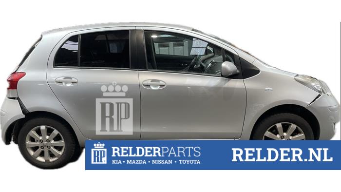 Toyota Yaris II 1.33 16V Dual VVT-I Skrotfordon (2011, GRIJS 1E7)