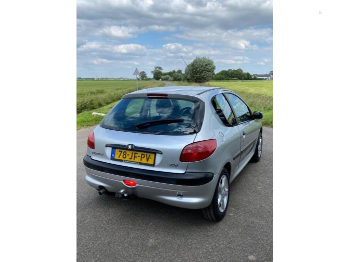 Peugeot 206 1.4 XR,XS,XT,Gentry Samochód złomowany (2002, Szary)