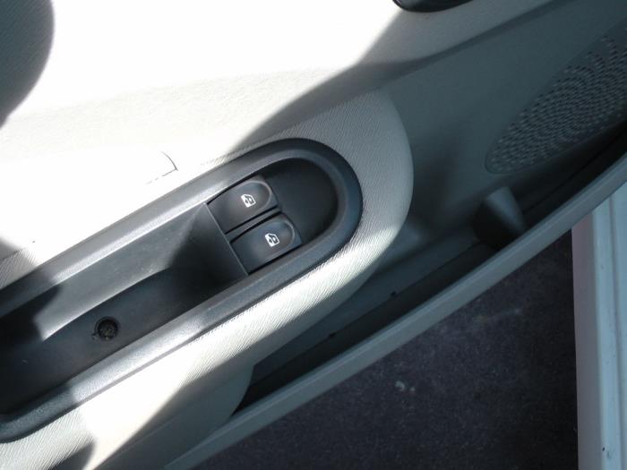 Renault Twingo II 1.2 Samochód złomowany (2009, Bialy)