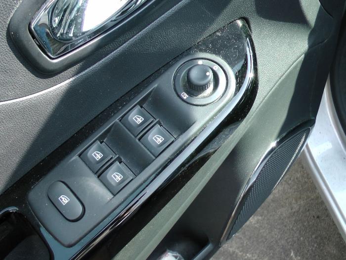 Renault Captur 1.2 TCE 16V EDC Sloopvoertuig (2017, Grijs)