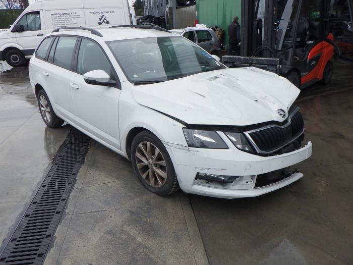 Skoda Octavia Combi 1.6 TDI 16V Skrotfordon (2020, WIT)