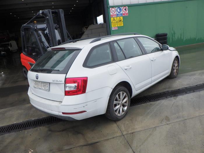 Skoda Octavia Combi 1.6 TDI 16V Skrotfordon (2020, WIT)