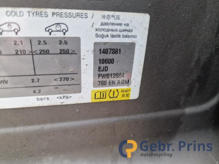 Peugeot 208 I 1.2 12V e-THP PureTech 110 Skrotfordon (2015, GRIJS)