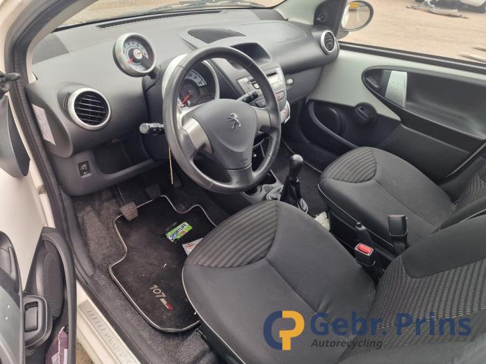 Peugeot 107 1.0 12V Skrotfordon (2013, WIT)