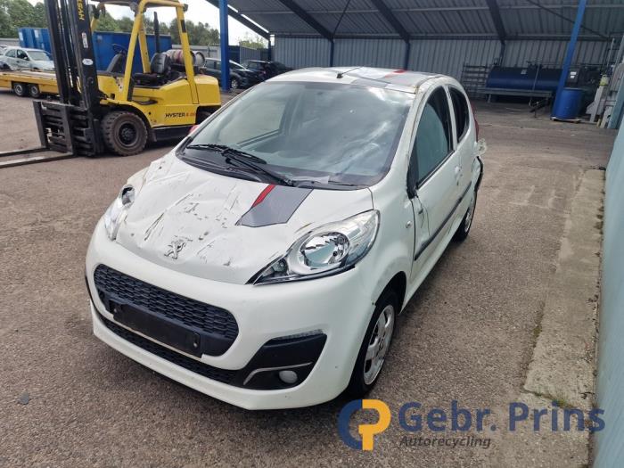 Peugeot 107 1.0 12V Skrotfordon (2013, WIT)