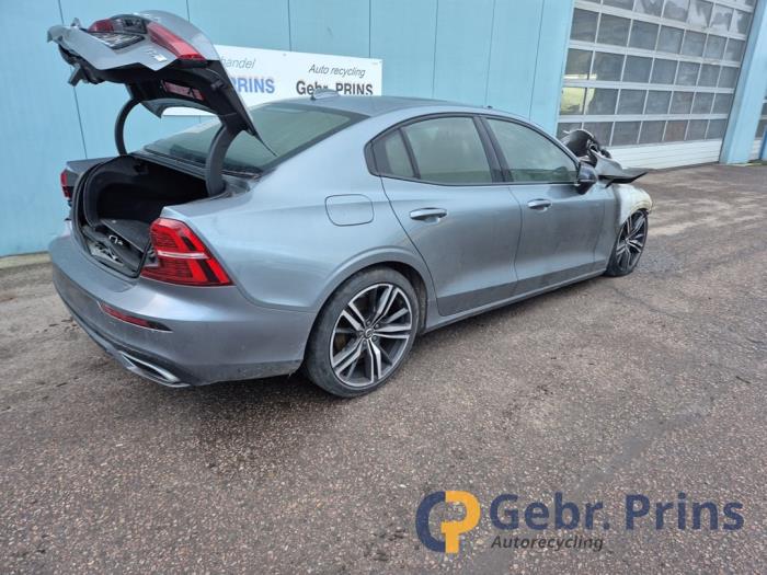 Volvo S60 III 2.0 T5 16V Skrotfordon (2019, GRIJS)