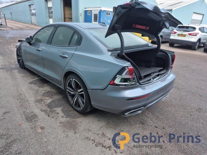 Volvo S60 III 2.0 T5 16V Skrotfordon (2019, GRIJS)