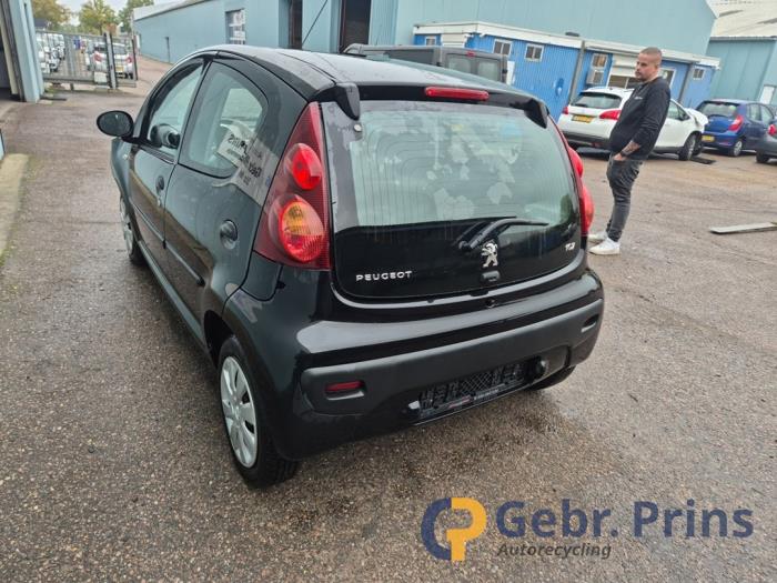 Peugeot 107 1.0 12V Skrotfordon (2012, ZWART)