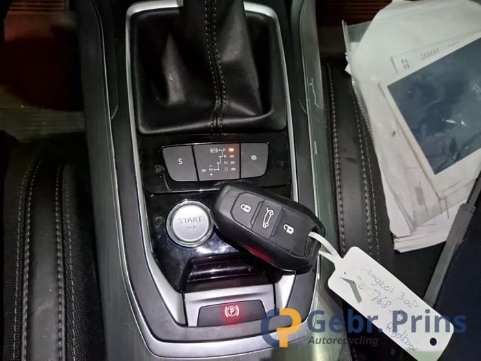 Peugeot 308 1.2 12V e-THP PureTech 130 Skrotfordon (2017, BLAUW)