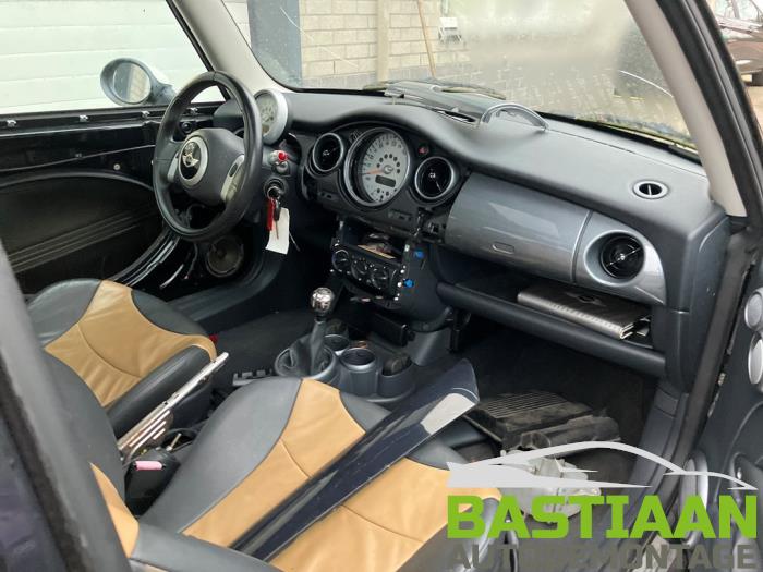 Mini Mini One/Cooper 1.6 16V Cooper Skrotfordon (2002, ZWART)