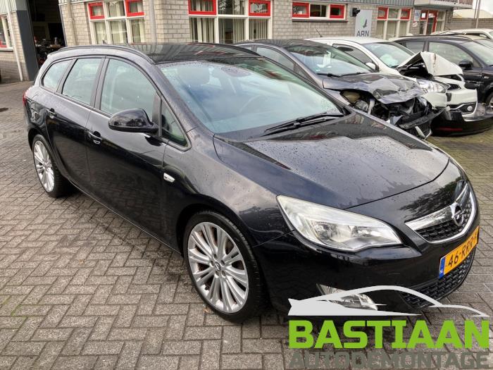 Opel Astra J Sports Tourer 1.3 CDTI 16V ecoFlex Skrotfordon (2011, ZWART)